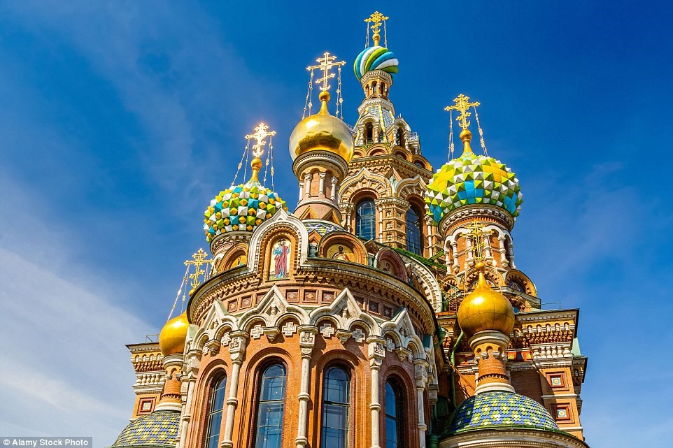 Nhà thờ Savior on Blood, St. Petersburg, Nga: Nhà thờ ở St. Petersburg này khiến du khách choáng ngợp với màu sắc rực rỡ. Công trình này được xây dựng ở nơi Hoàng đế Alexander II bị ám sát vào tháng 3/1881. Kiến trúc tuyệt đẹp giúp nơi đây trở thành một trong những điểm tham quan đông khách nhất St. Petersburg.